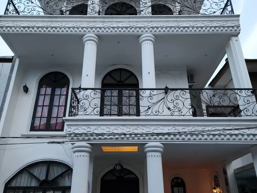 Dijual Murah Rumah Moderen konsep Eropa 3 lantai Antapani ada Kolam Renang