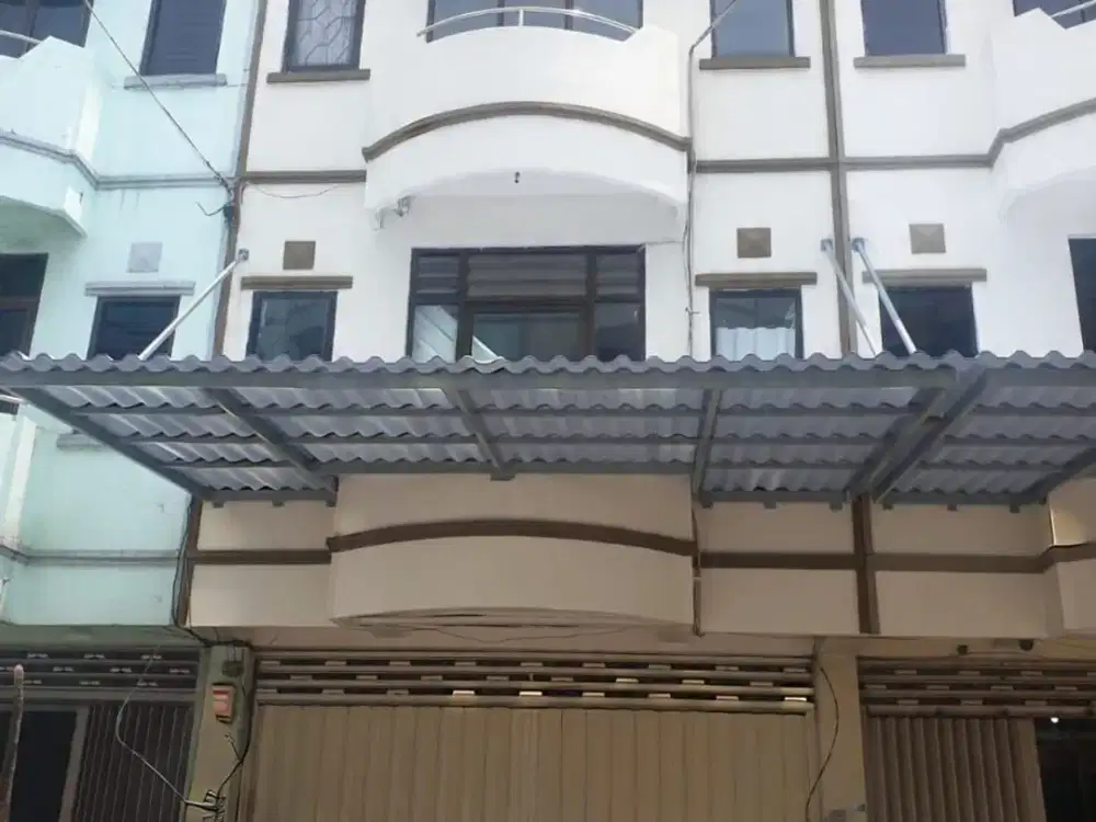 Ruko strategis Lokasi di Bunguran- Listrik: 3500 VA, PDAM - Hadap: Barat