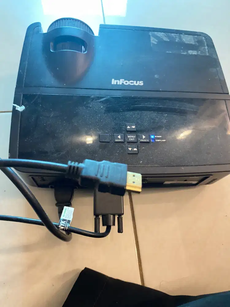 Proyektor InFocus Bekas Normal + HDMI to VGA + Kabel Power | Gambar Je