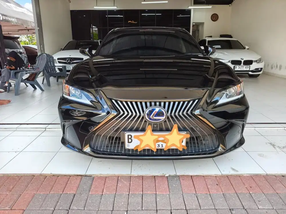 Mobil Hybrid Mewah Nyaman . Lexus ES300H Hybrid 2021