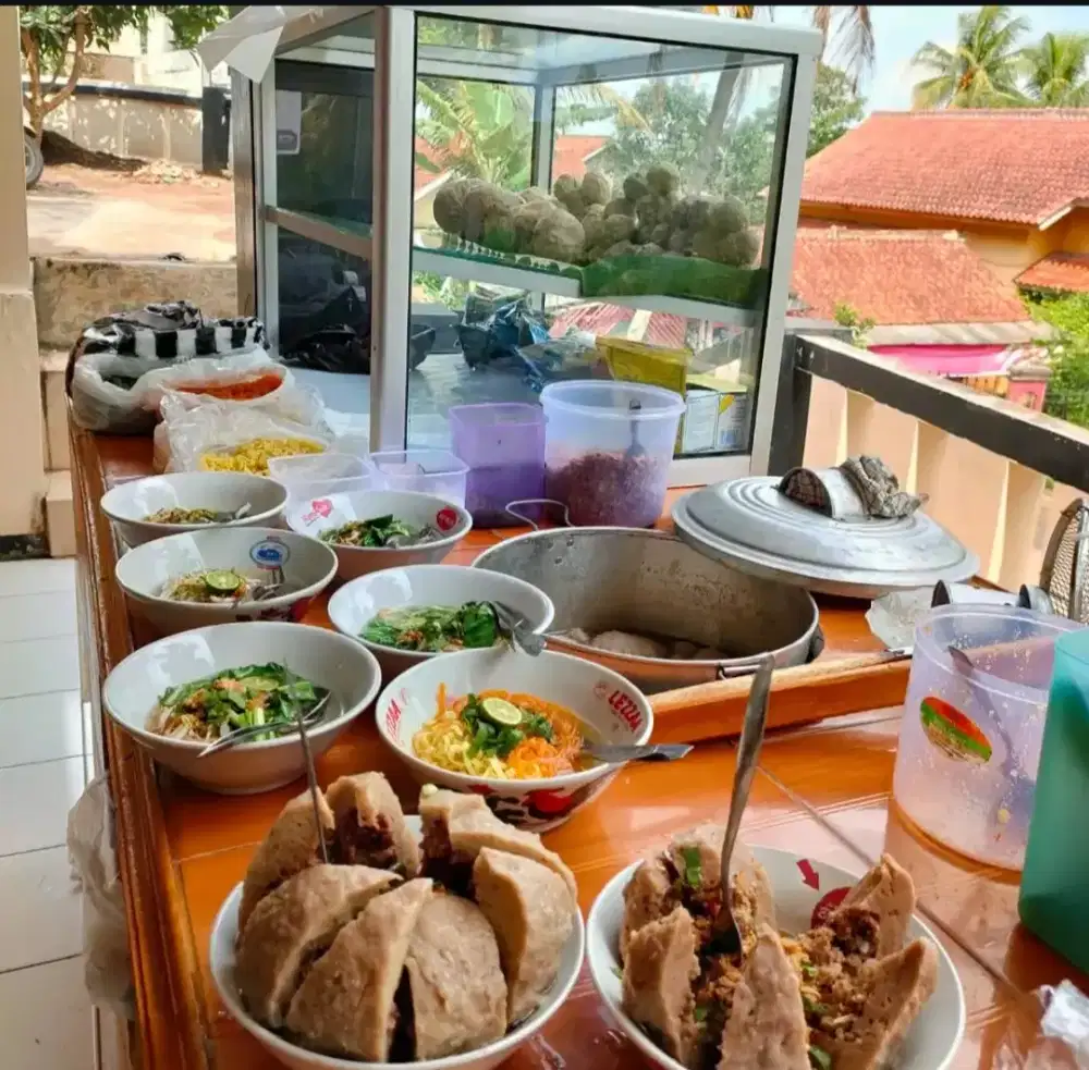 Pembuat bakso dan menyajikan