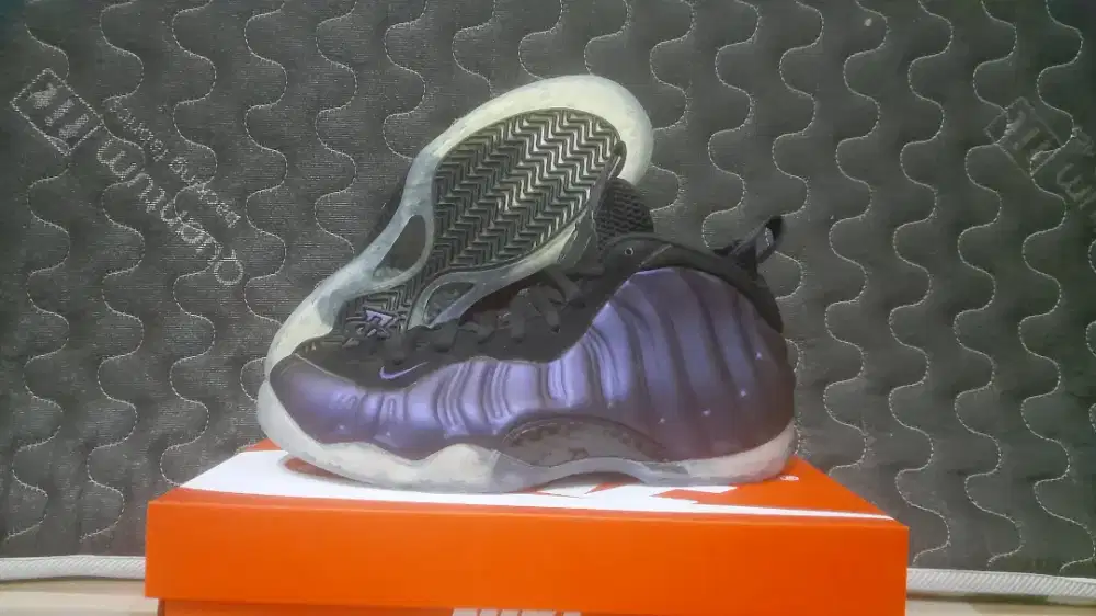 Sepatu basket sneakers nike foamposite eggplant