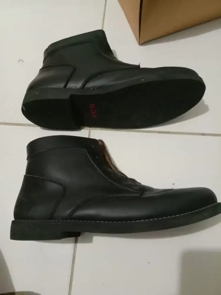 Sepatu boot Aloof