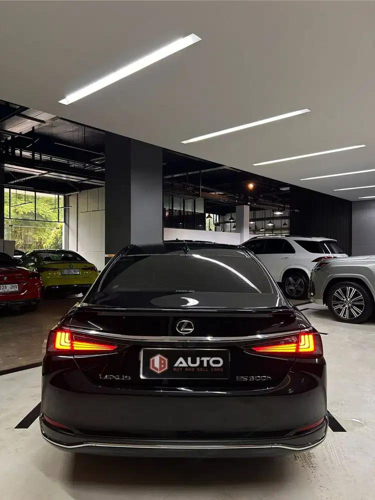 Lexus ES300H AT 2023 ES300 Hybrid Km5rb Hitam B1518SAS
