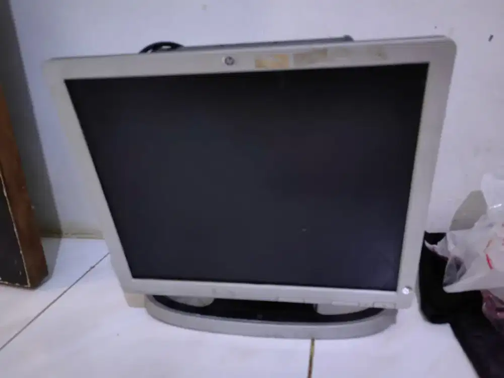 Monitor komputer 2 unit merek HP (beda model)