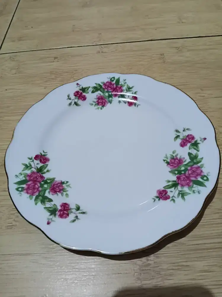 Piring Vintage motif bunga mawar.