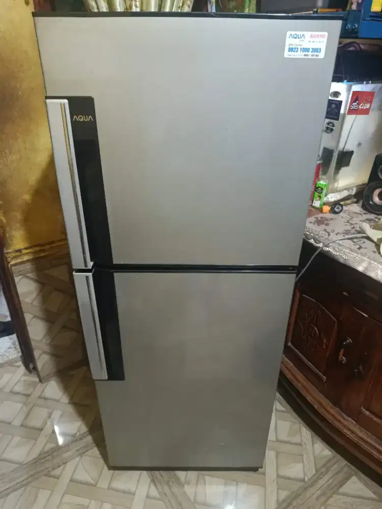Kulkas 2 pintu merek AQUA