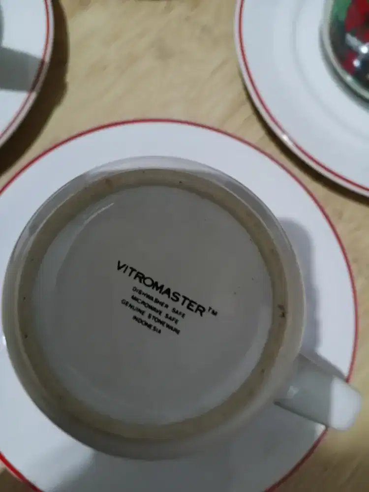 Cafe set 4 set cangkir dan piring.