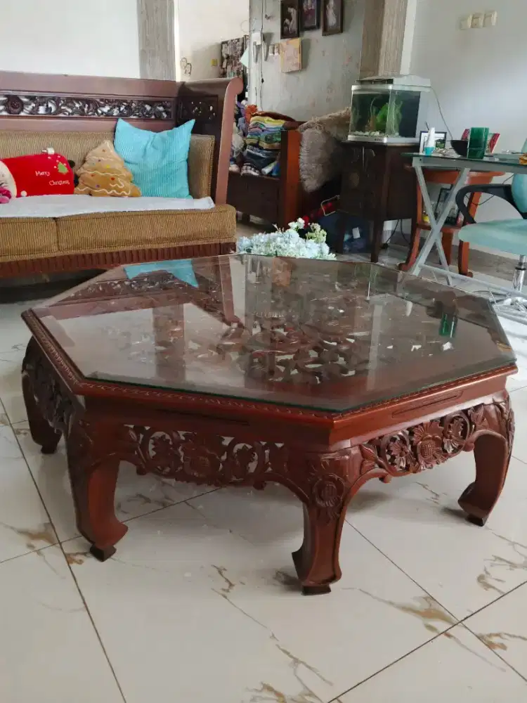 Meja kayu ukir jati dengan kaca, segi delapan