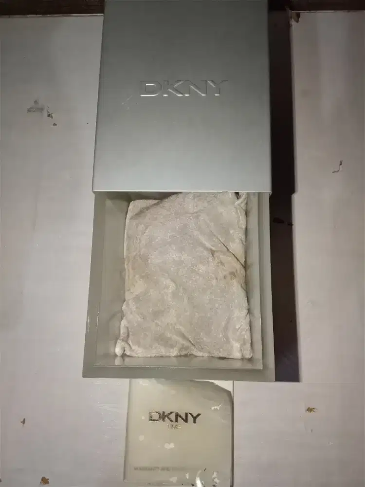 Kotak jam tangan DKNY