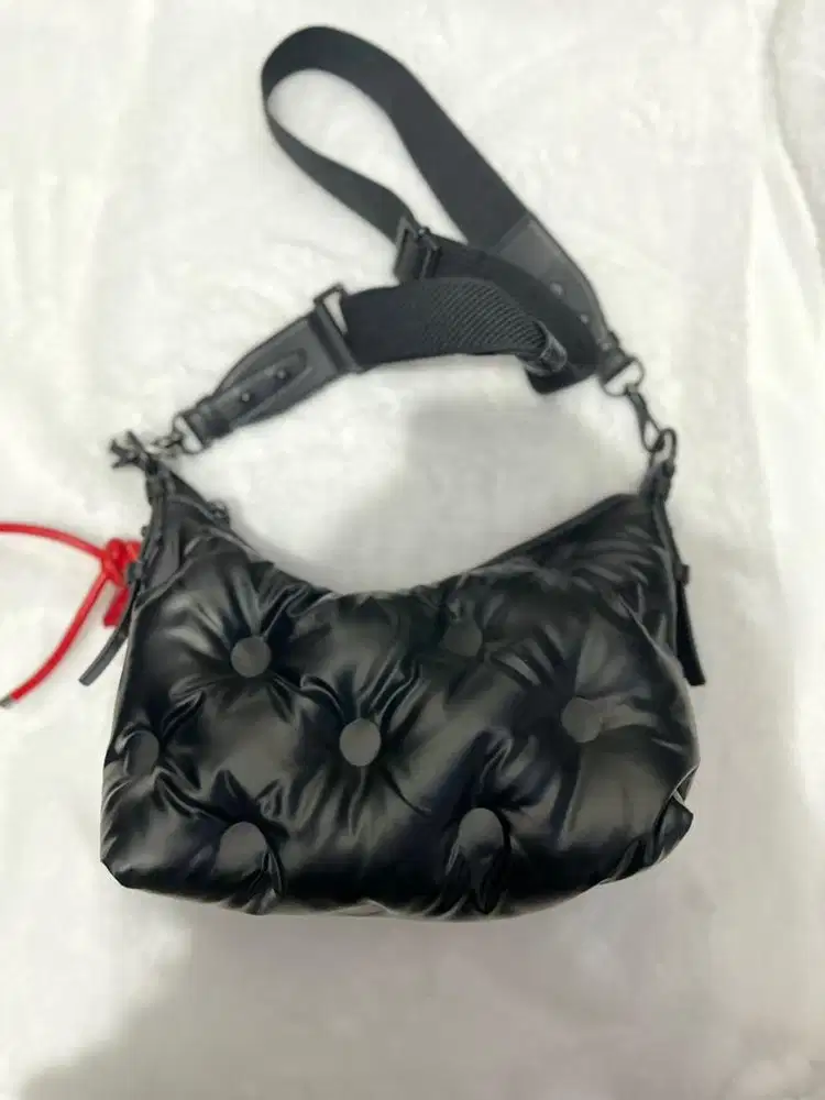 Tas charles n keith / slingbag