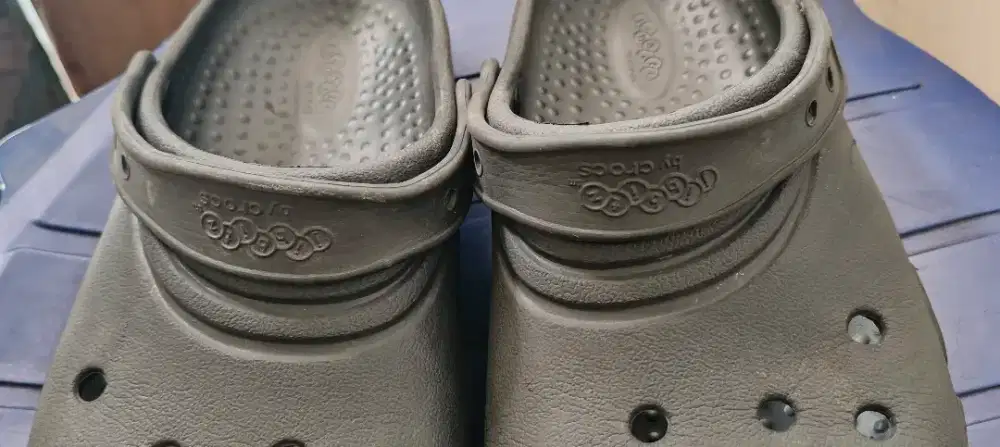 Sendal crocs hitam ukuran 43