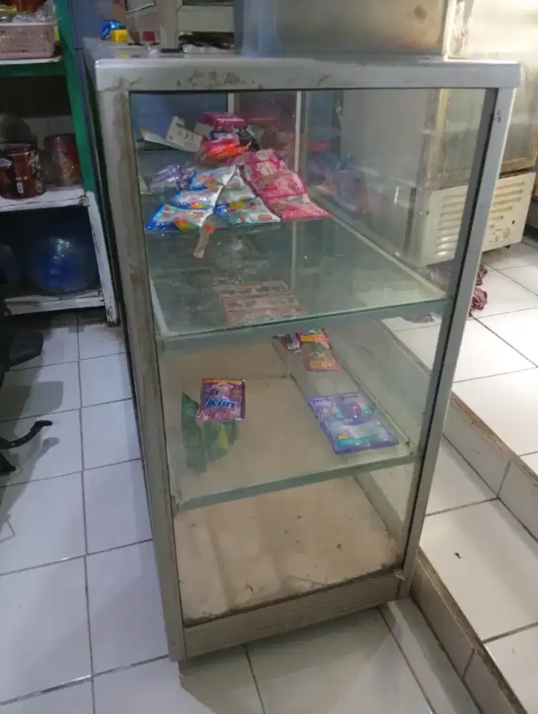 Etalase kaca warung