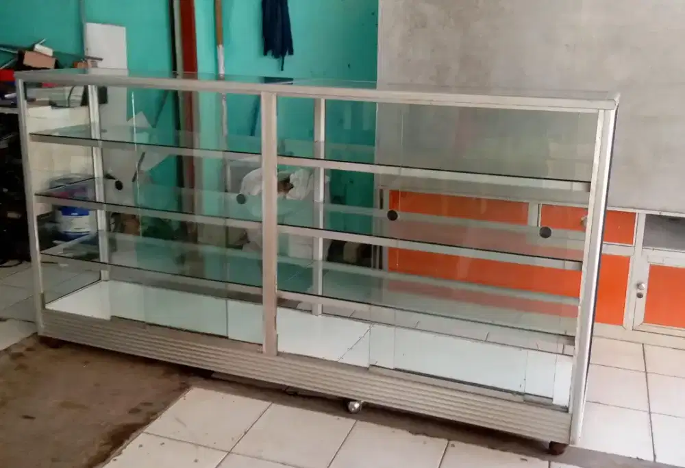 Etalase bekas ukuran 2 meter