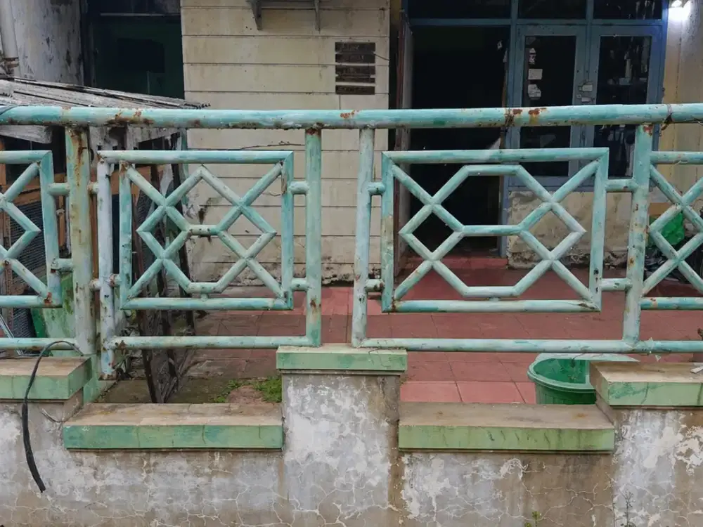 JUAL RUMAH HITUNG TANAH (PERLU RENOVASI) RUNGKUT ASRI