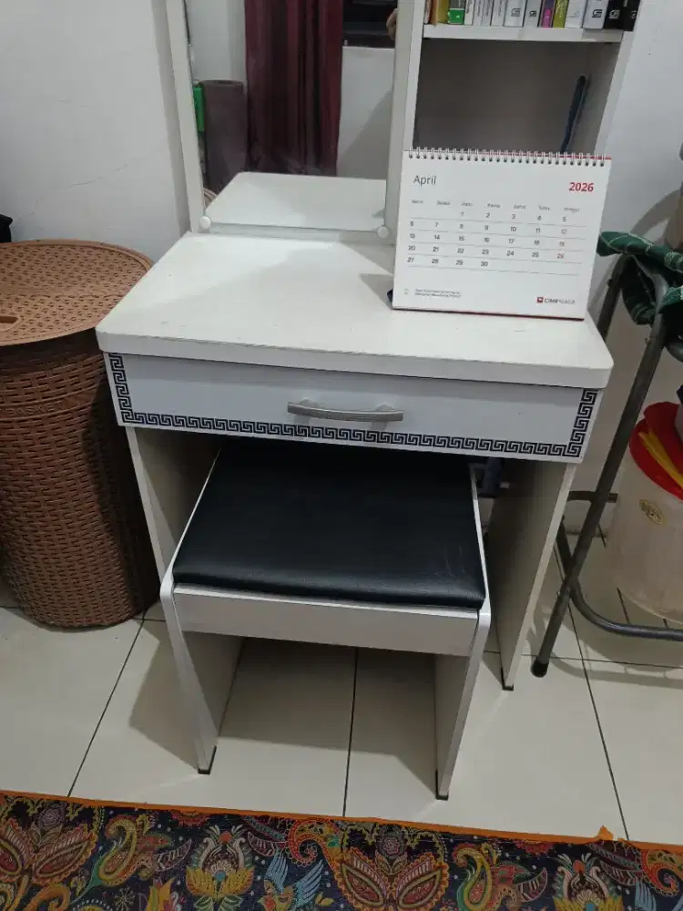 MEJA RIAS ( hanya meja rias nya saja )