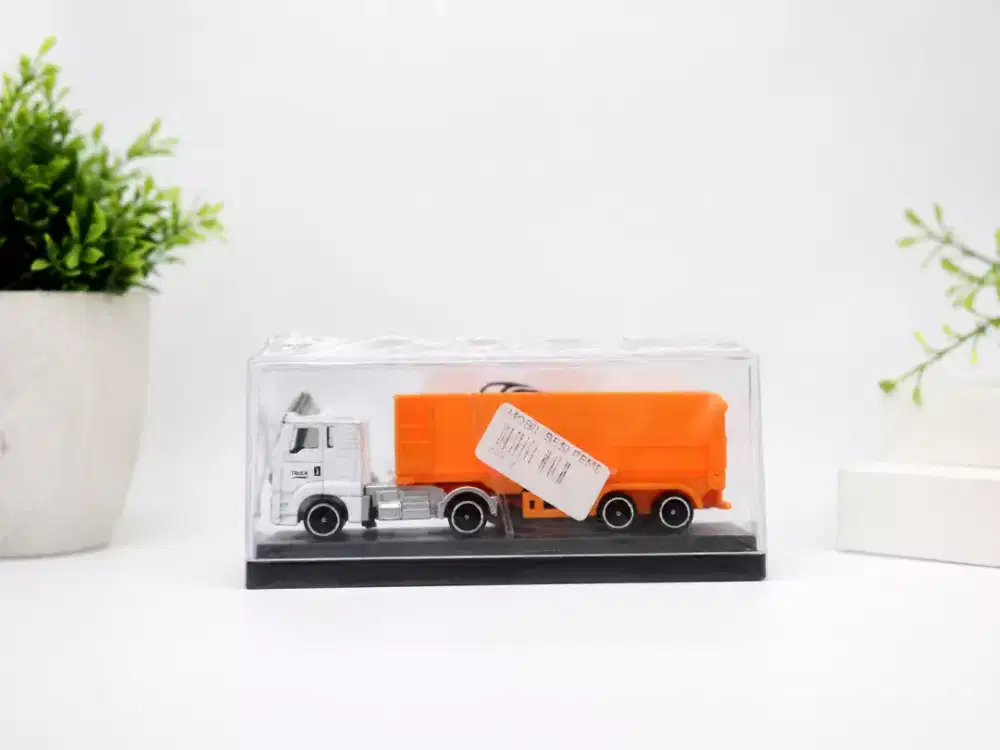 Mainan truck diecast
