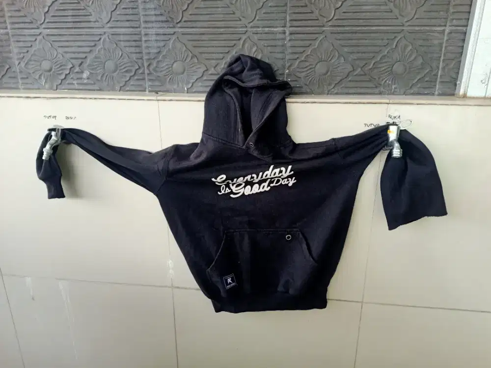 Di jual yg butuh dan minat jeket 3 buah murah aja semuanya wa ,hp