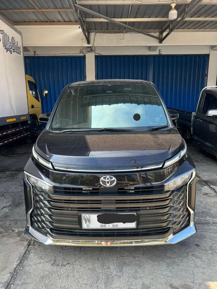 Toyota Voxy 2023 Hitam Metalik