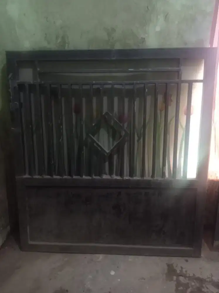 Pagar rumah kondisi masih mulus