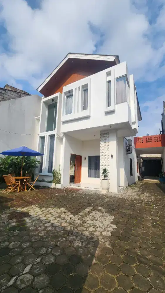 Rumah villa mewah dengan privat pool dan furnitur  ditanah baru depok