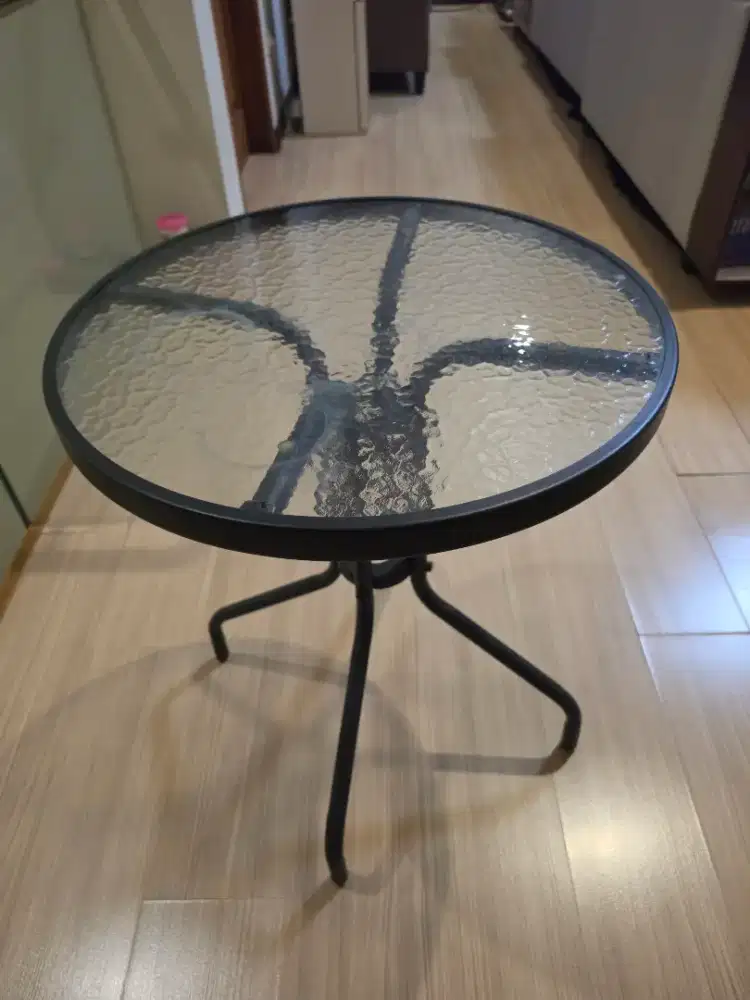 Meja Bulat Kaca Temper T = 70cm Diameter bulat = 60 seperti baru