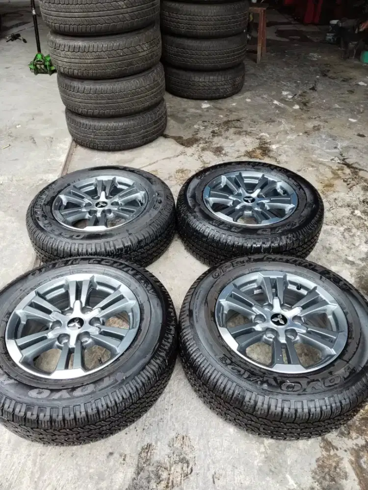 Jual vleg OEM Triton R17 pcd 6x139 kond mulus ban 95% 4pcs. Toyo