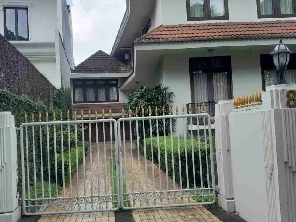 Rumah 2 LT  dijual di Menteng Jakarta
