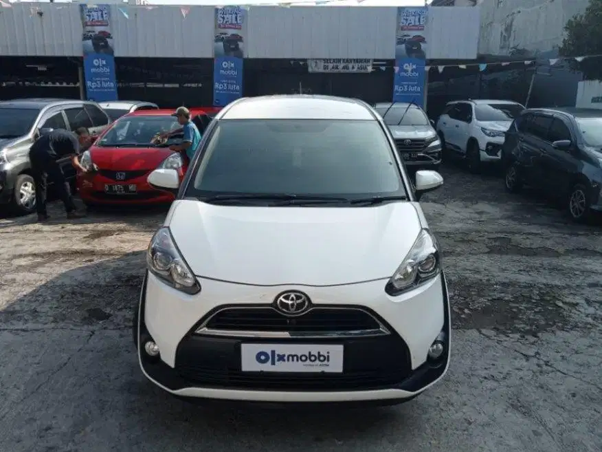 DP MURAH Toyota Sienta 1.5 V Bensin-MT 2017 Putih CYBND