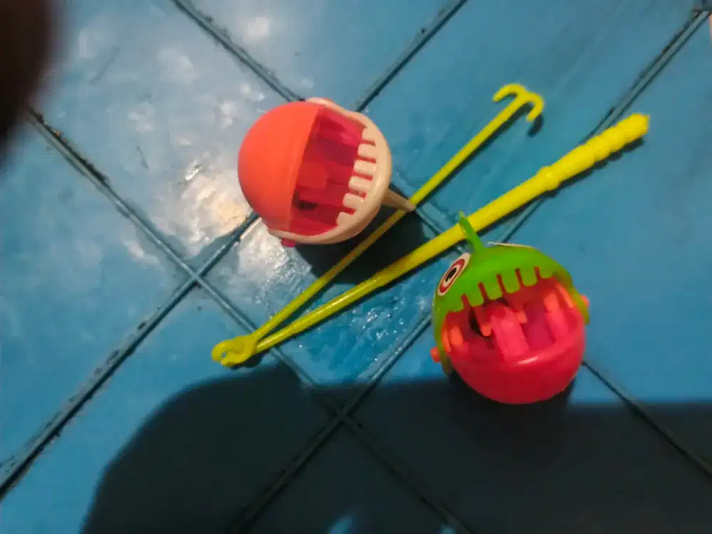 Mainan pancingan dan boneka goyang