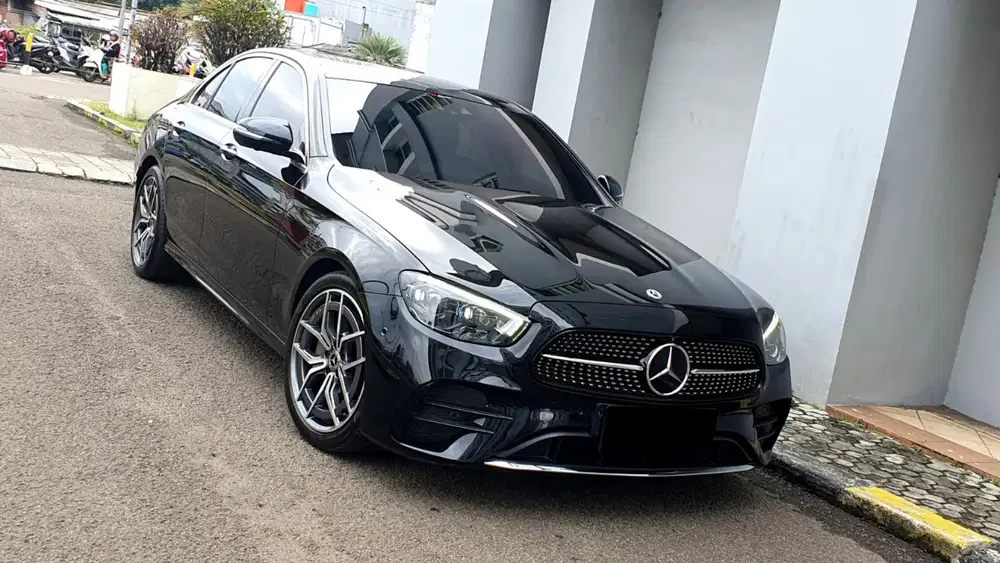 Km26rb mercedes benz mercy e300 amg line 2022 hitam