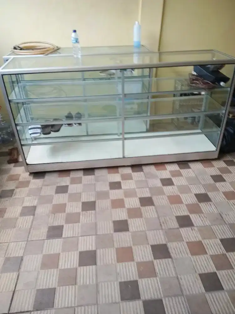 Etalase ukuran 2 meter lengkap utuh tinggal pakai