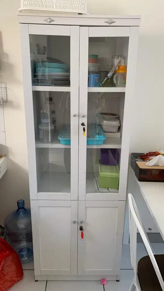 Lemari perabot putih