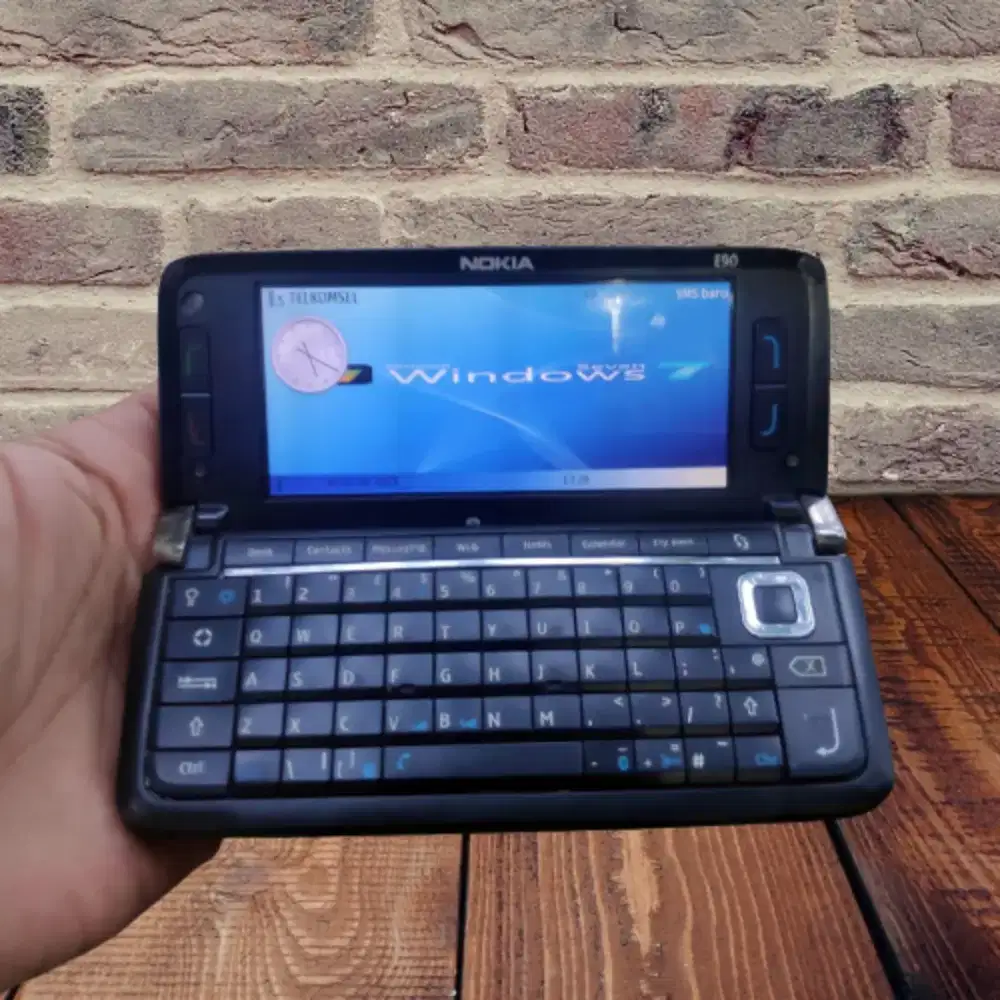Nokia E90 Komunikator Layar Dalam OKE.