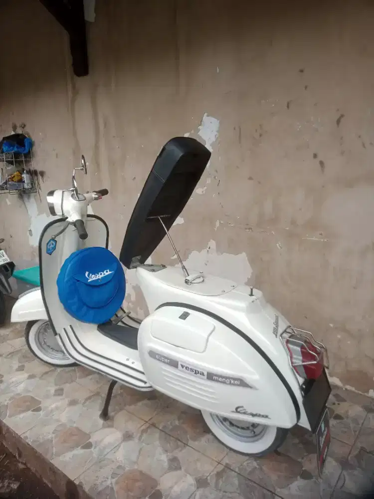 Vespa super putih cantik