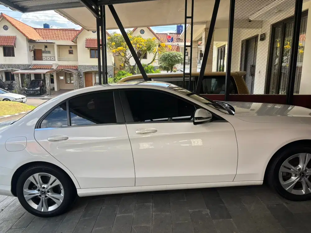 Mercedes-Benz C200 2017 Bensin