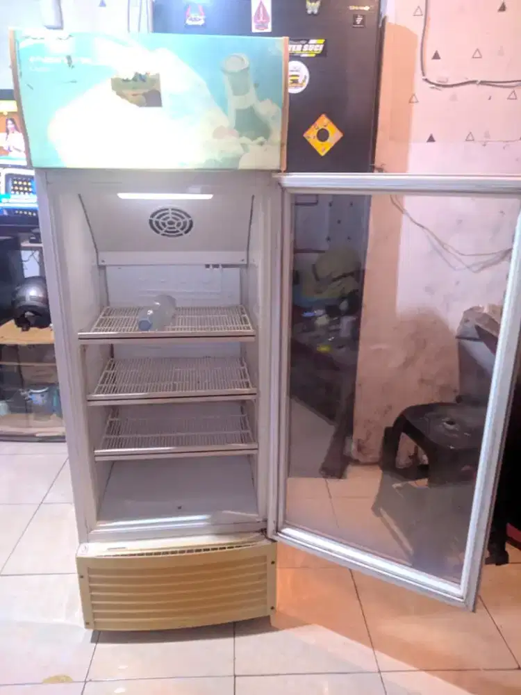 Showcase rusak / ketusuk