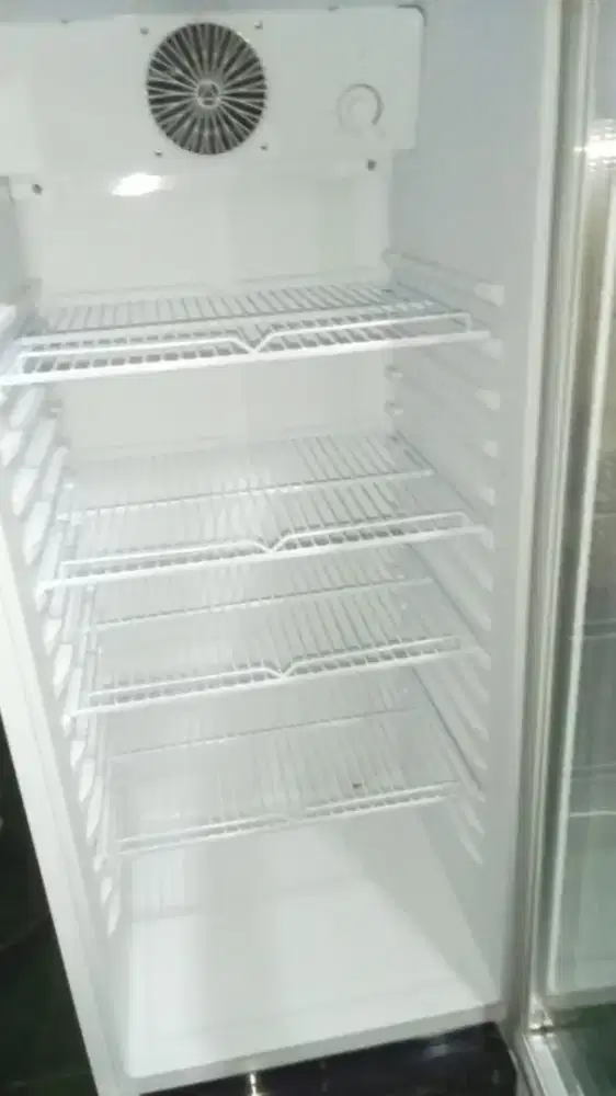 Showcase dan kulkas es batu