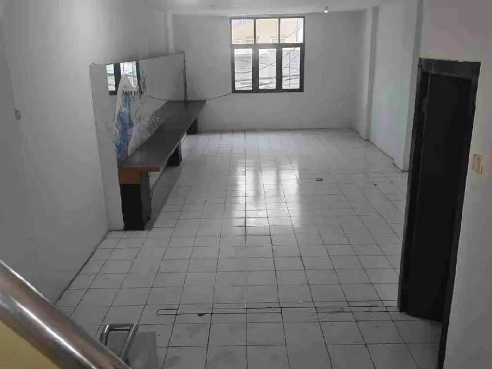 Disewakan Ruko Strategis 3,5 lantai Di Lengkong Kecil