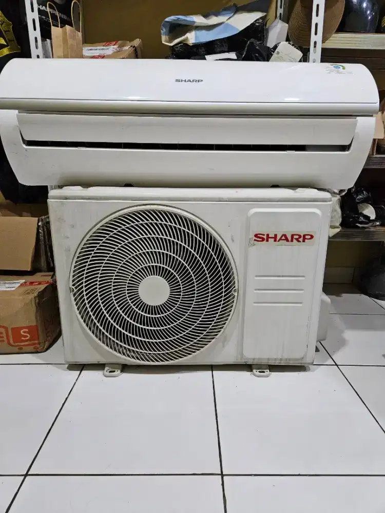 AC Sharp 2 pk Normal Tanpa Las an Baru Pakai 1 Tahun