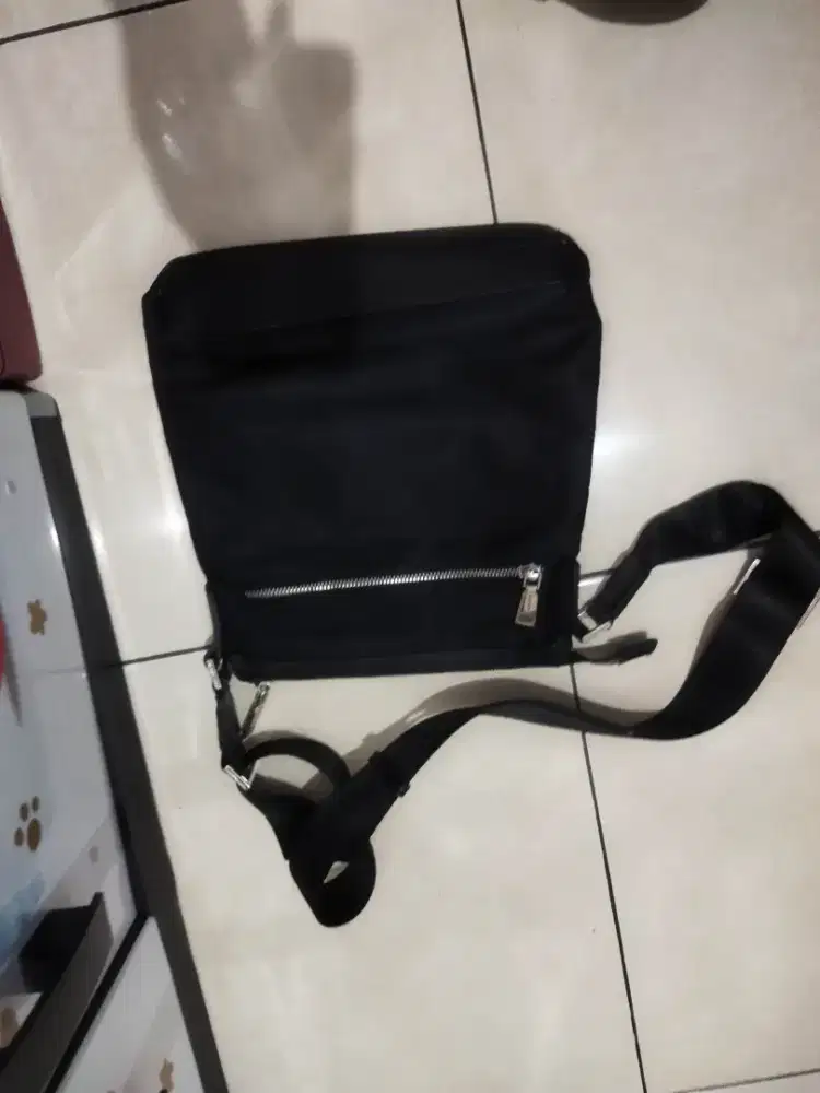 tas sling bag hush puppies pria