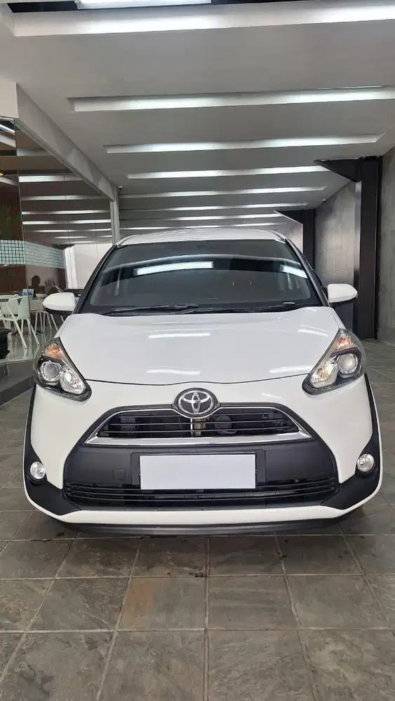 Toyota Sienta 1.5 V at thn 2017
