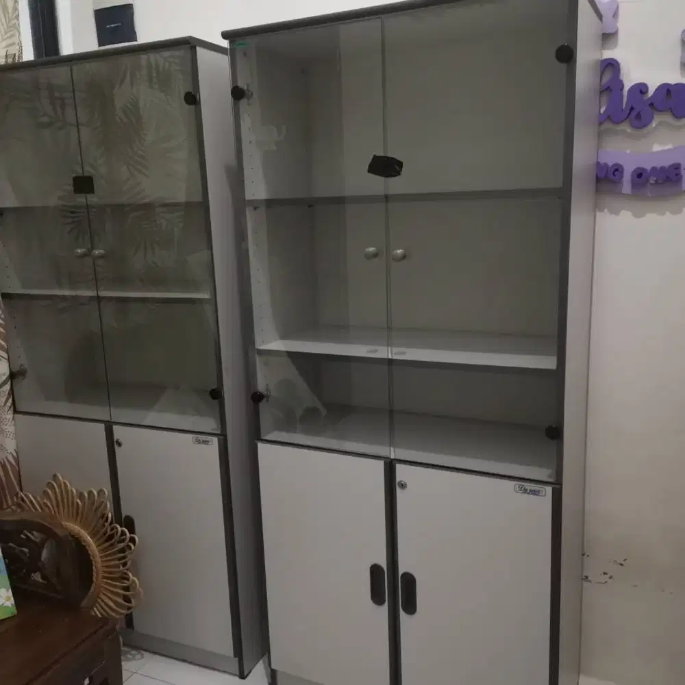 LEMARI DISPLAY KACA / LEMARI ARSIP KANTOR BESAR – KONDISI BAGUS