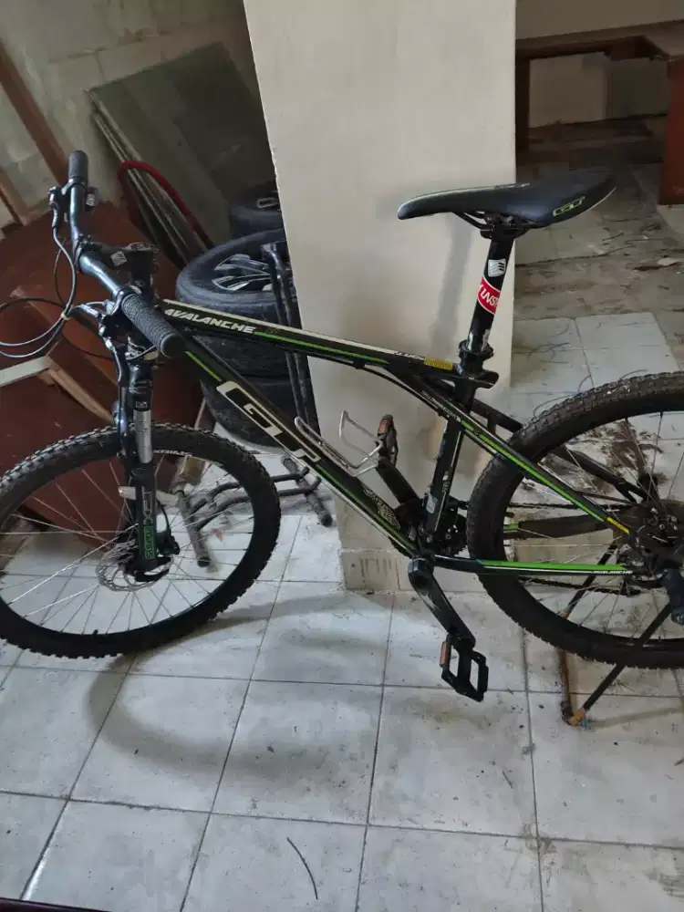 Sepeda gunang Gt avalenche hidrolik rem shimano