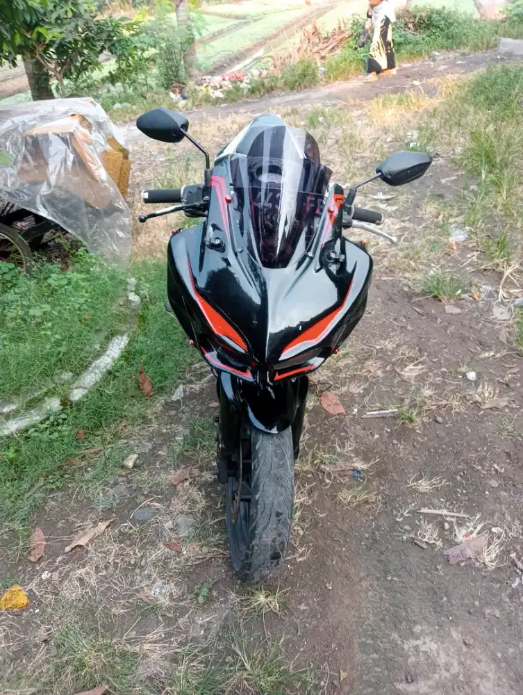 Honda CBR 150R  2015