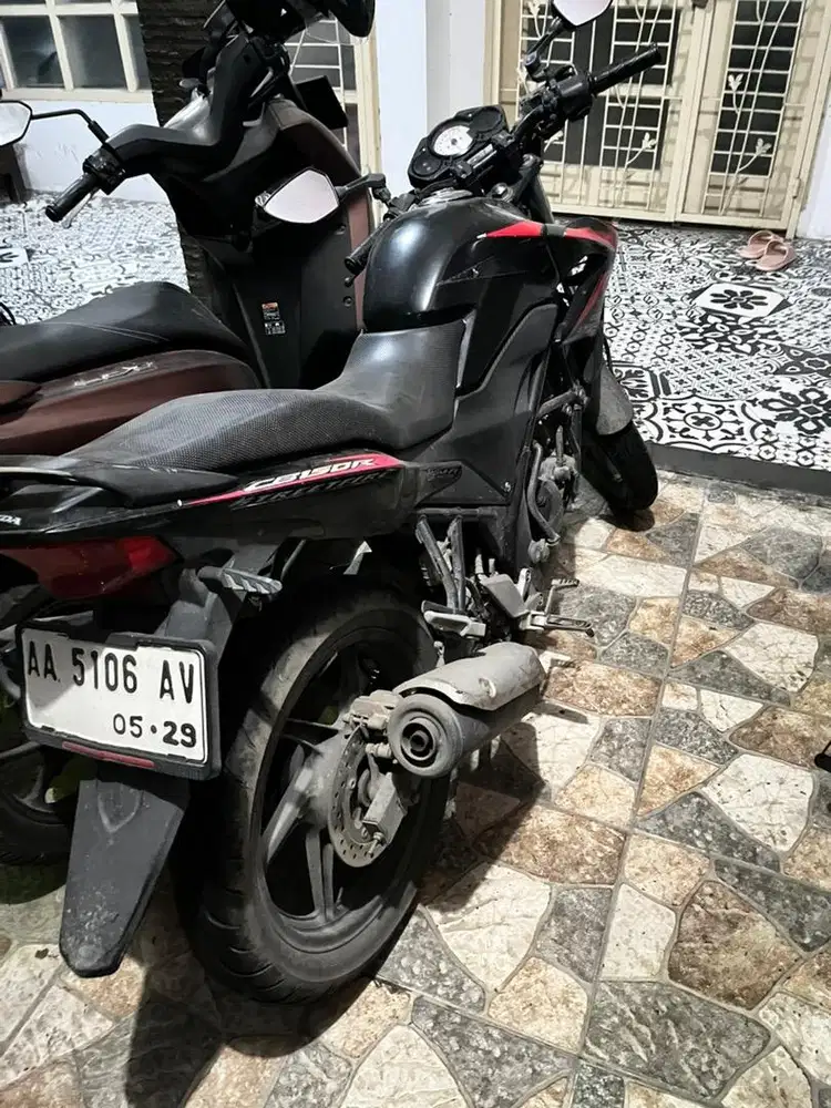 CB150R warna hitam 2014