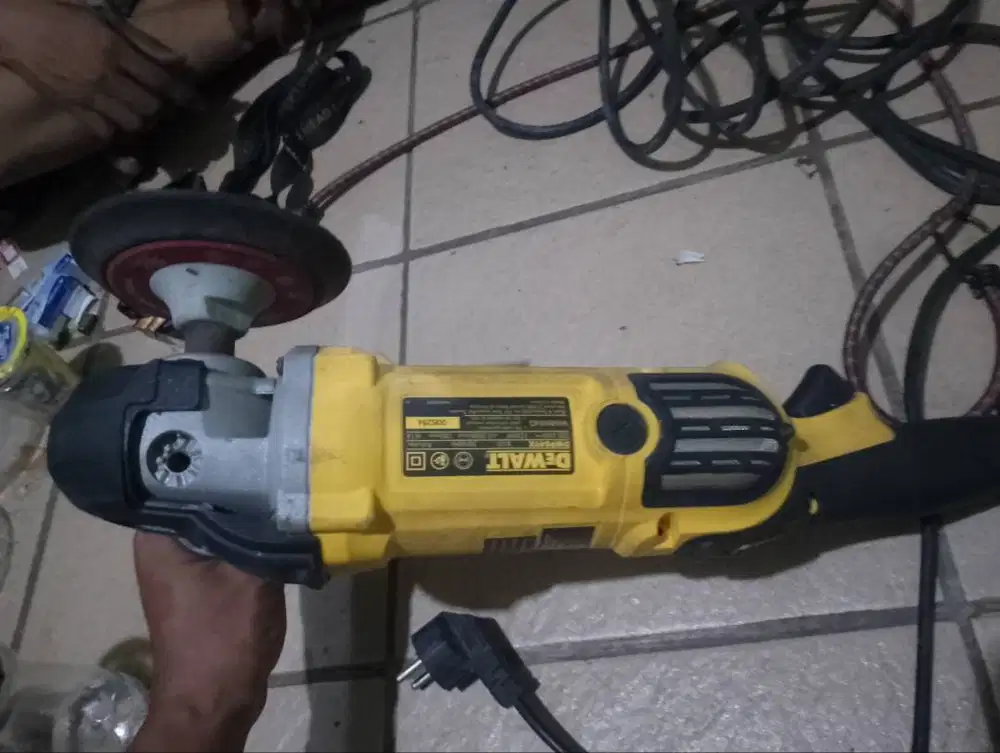 Mesin poles merek DeWalt