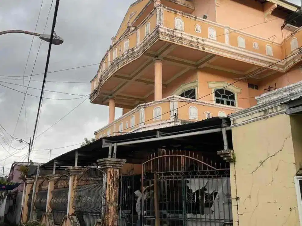 dijual cepat rumah besar cocok untuk kost kostan  dan hunian di kota Makassar