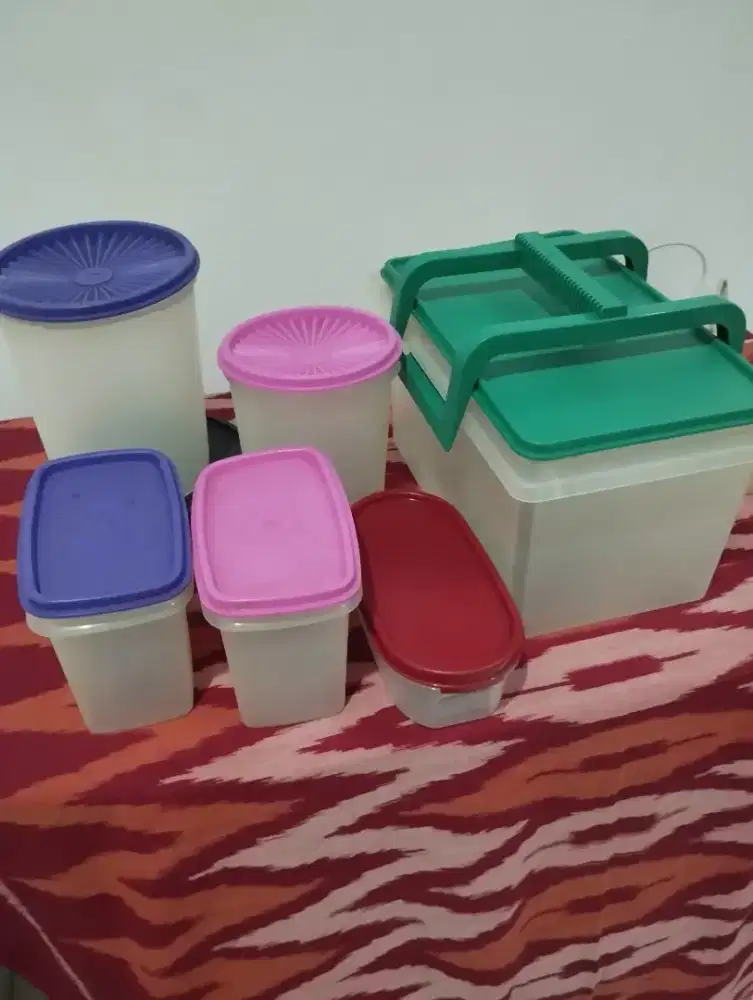 Tupperware dan alat masak