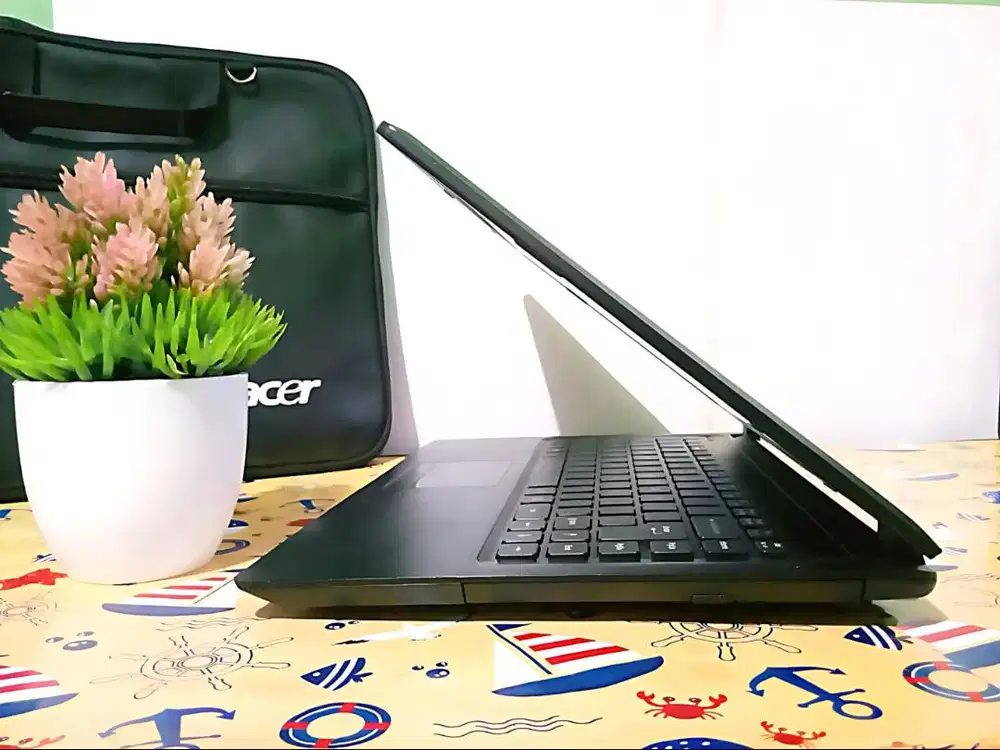 LAPTOP ACER ONE Z1401. RAM4GB.SSD256GB. Slim.Layar Jernih.Baterai Awet